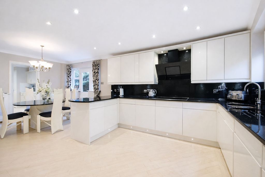 Property photo 3 of 25 Photo 23