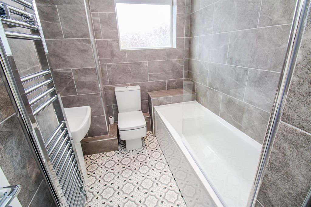 Property photo 2 of 9 Bathroom/W.C.