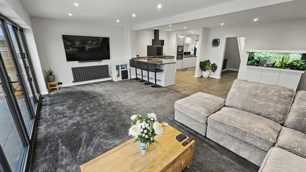 Property photo 3 of 28