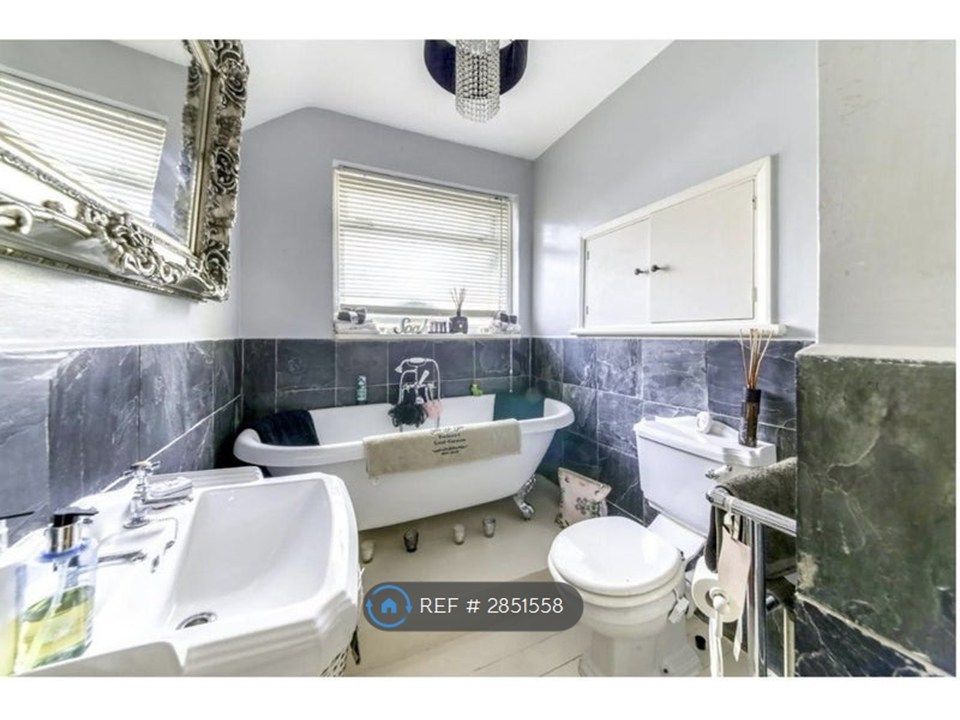 Property photo 2 of 8 Ensuite