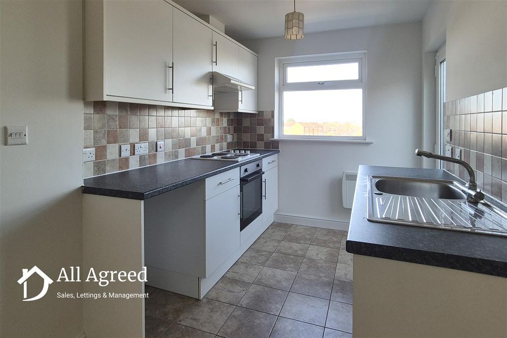 Property photo 3 of 9 Kitchen