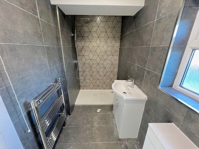 Property photo 2 of 11 Bathroom