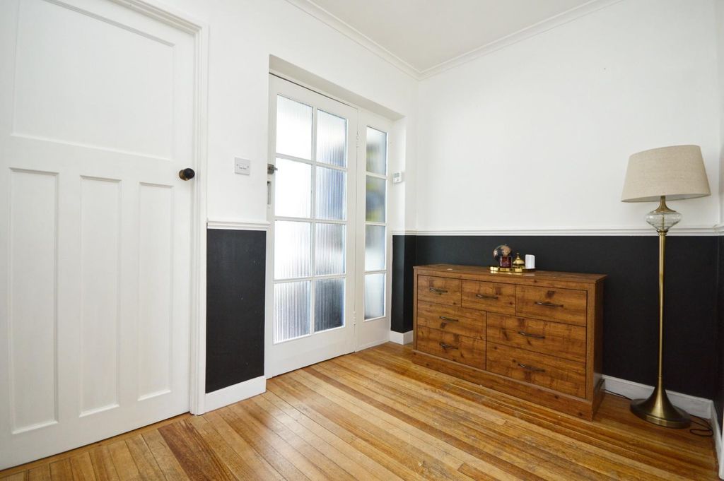 Property photo 2 of 21 Hallway