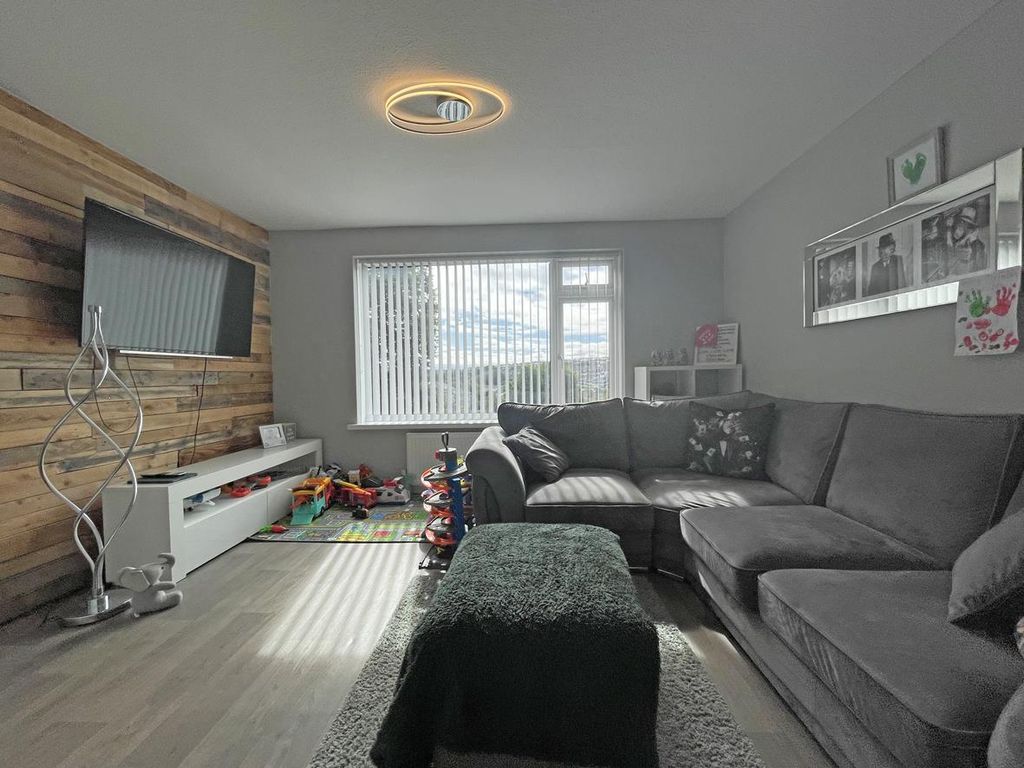 Property photo 2 of 17 Ashford Close 29 Lounge Front.Jpg