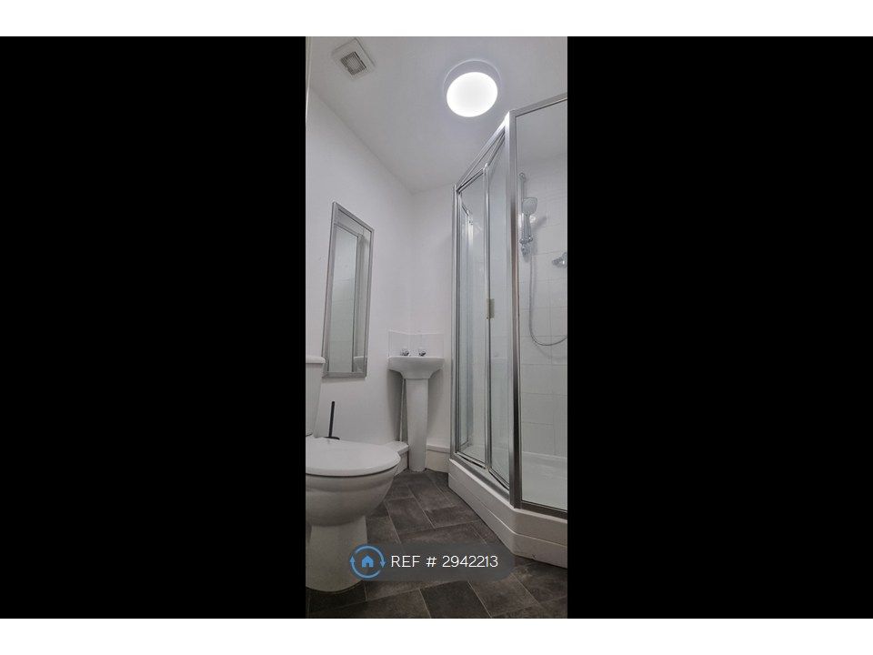 Property photo 3 of 8 Ensuite