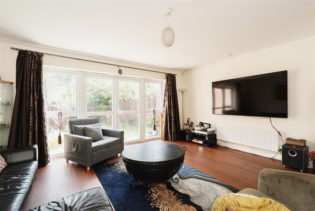 Property photo 2 of 14 Dalmeny Way