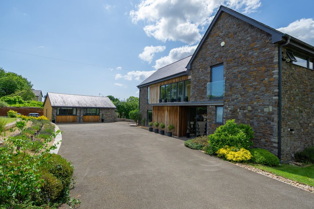 Property photo 3 of 48