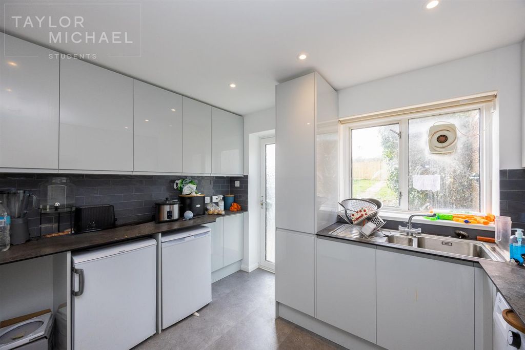 Property photo 3 of 11 Kitchen