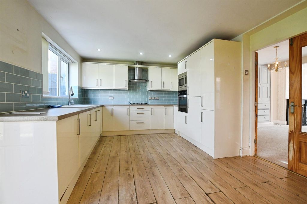 Property photo 2 of 19 Fitted Kitchen
