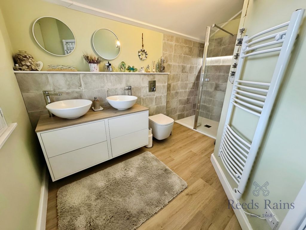 Property photo 3 of 14 Bathroom