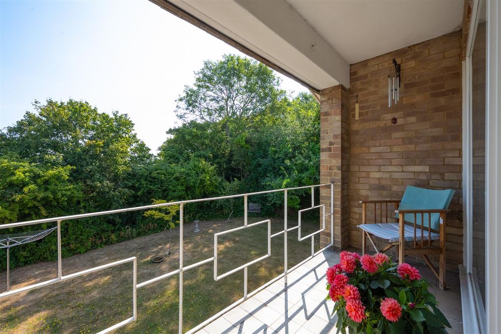 Property photo 2 of 18 Cypress Close, Whitstable