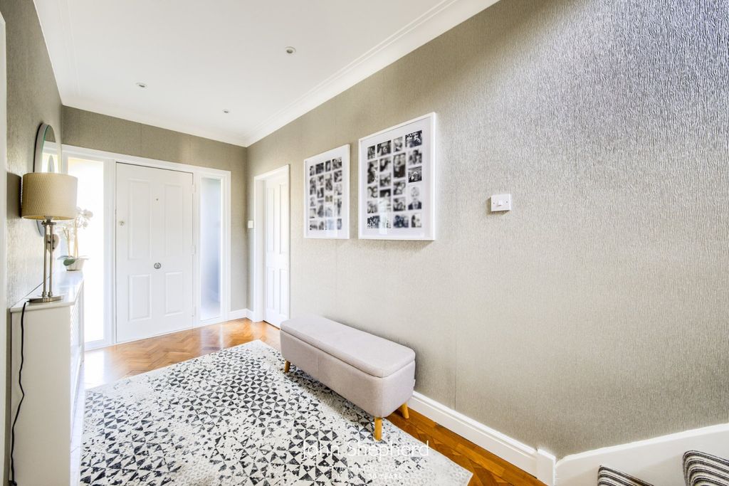 Property photo 2 of 32 Entrance Hall