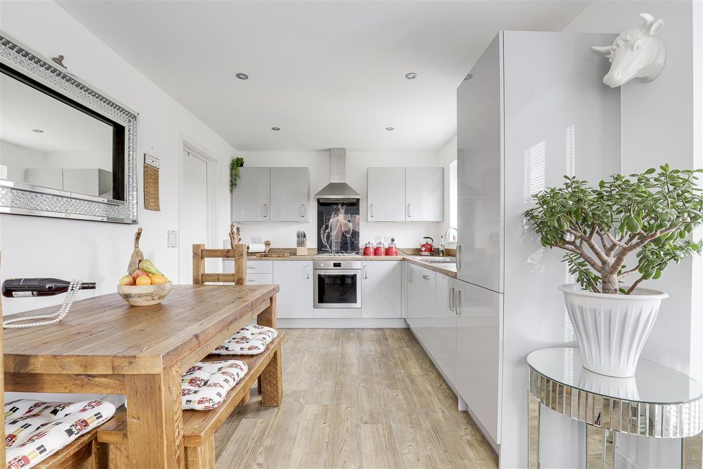 Property photo 3 of 20 10818.Jpg