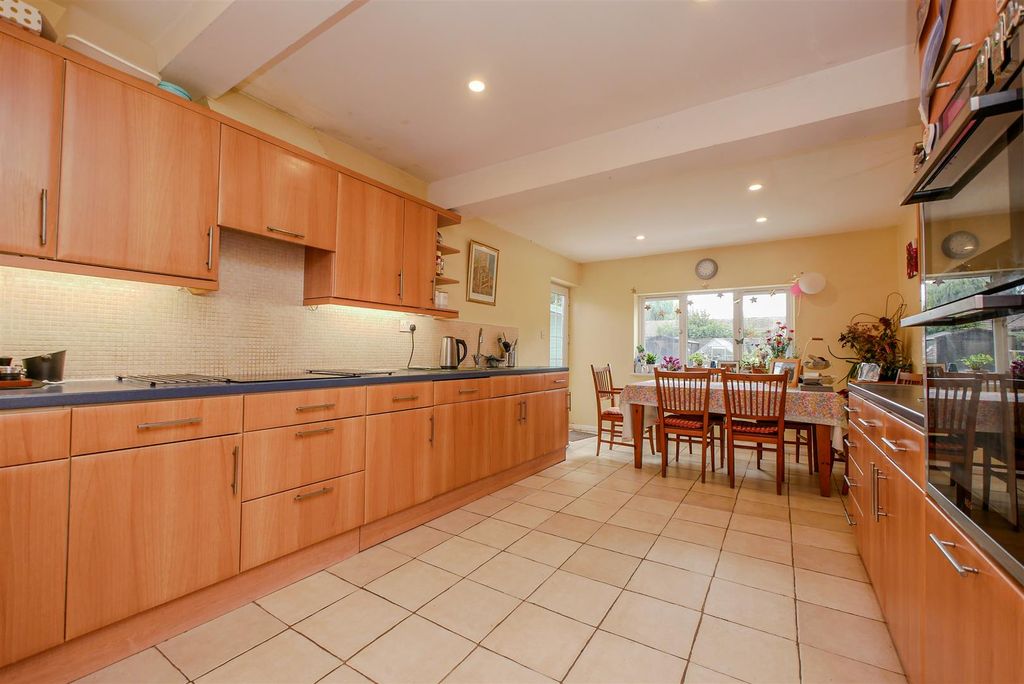 Property photo 3 of 16 Kitchen/Breakfast Room