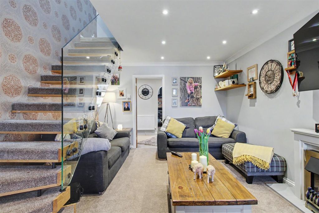 Property photo 3 of 28 Lounge