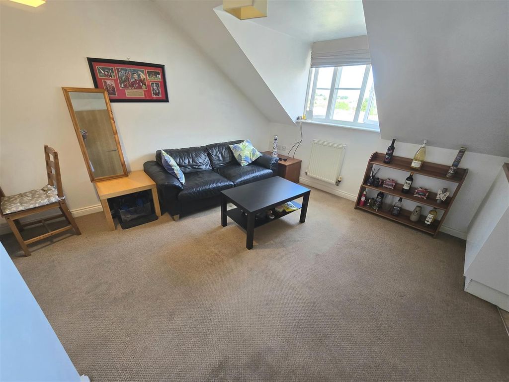 Property photo 3 of 7 Lounge Area