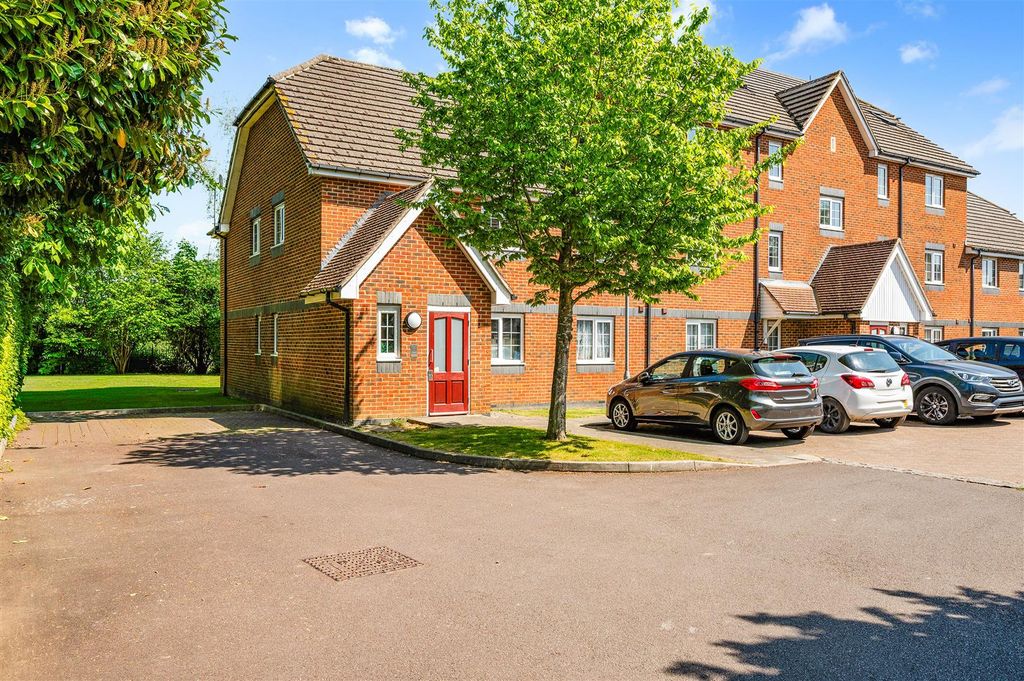 Property photo 1 of 16 Tilers Close (15).Jpg