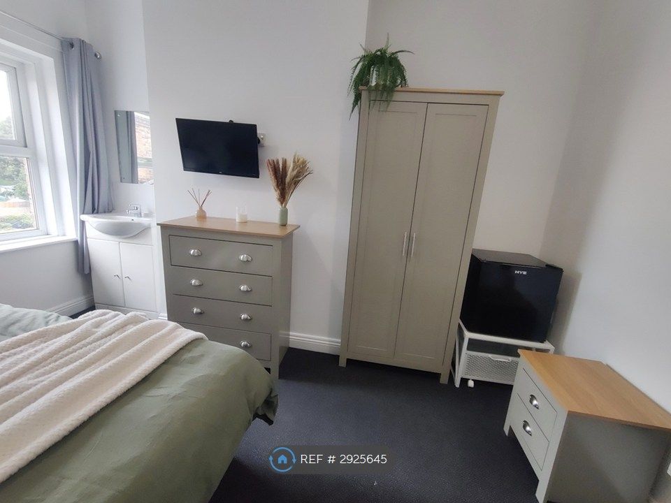Property photo 3 of 12 Room 6 - Double Room - £625Pcm