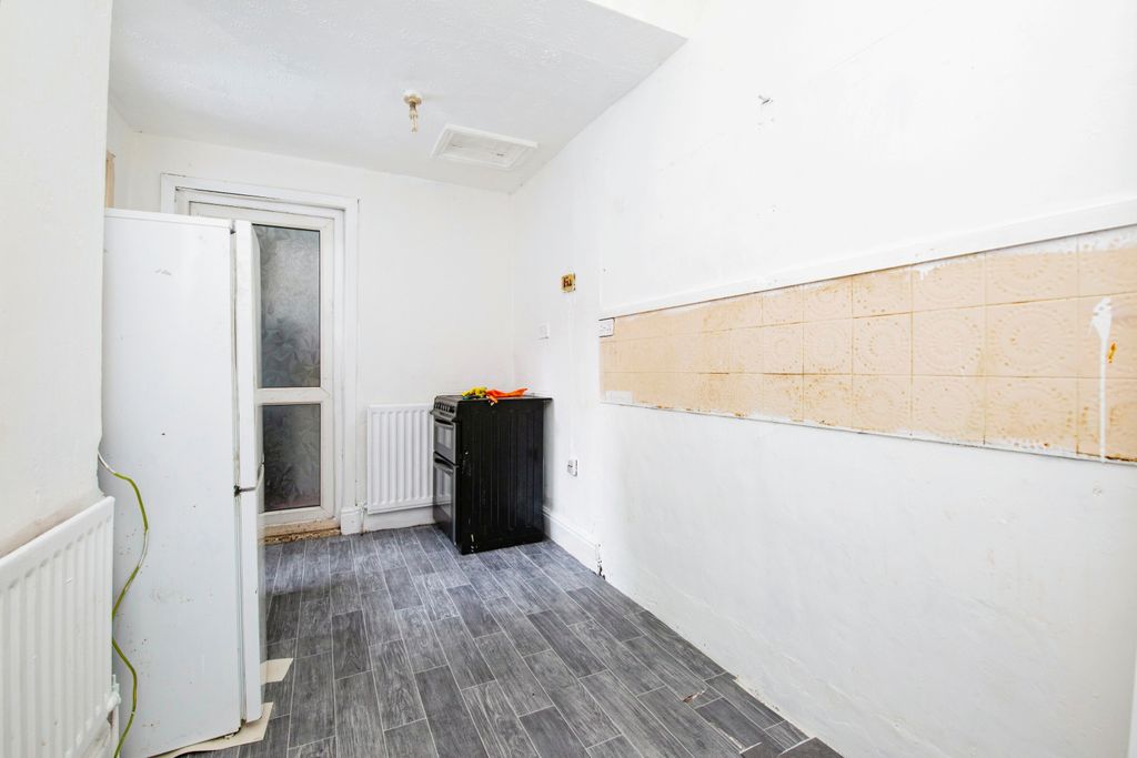 Property photo 3 of 16 Kitchen