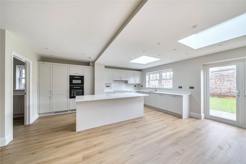 Property photo 2 of 27 Picture No. 28