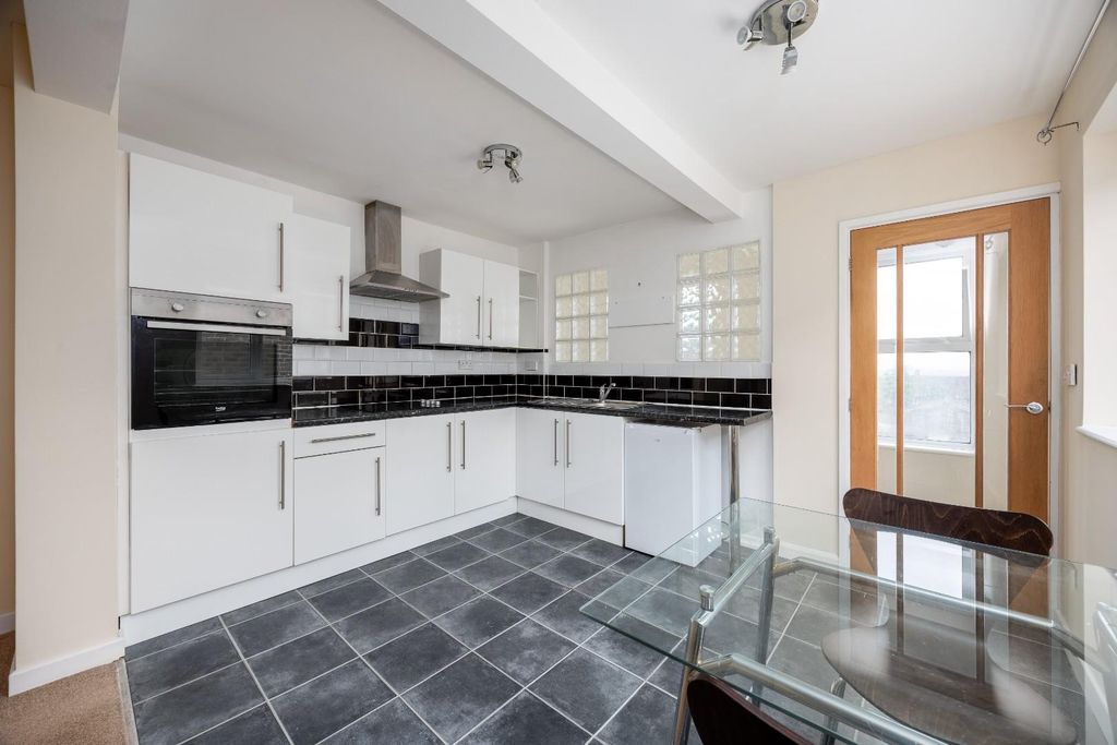 Property photo 3 of 10 Kitchen