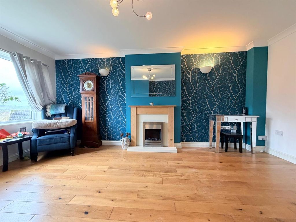 Property photo 3 of 21 Lounge