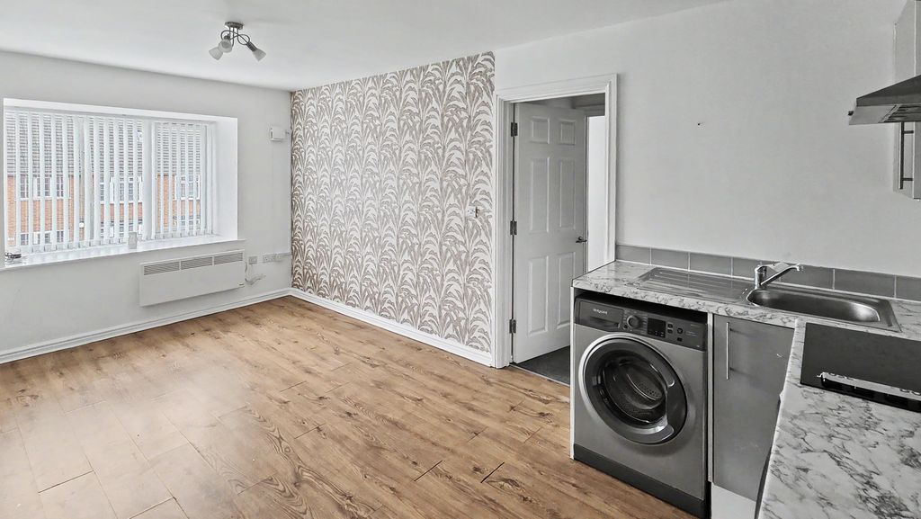 Property photo 2 of 14 Flat 6, 11 Alexandra Street, Carrington, Nottingham, Ng5 1Rp