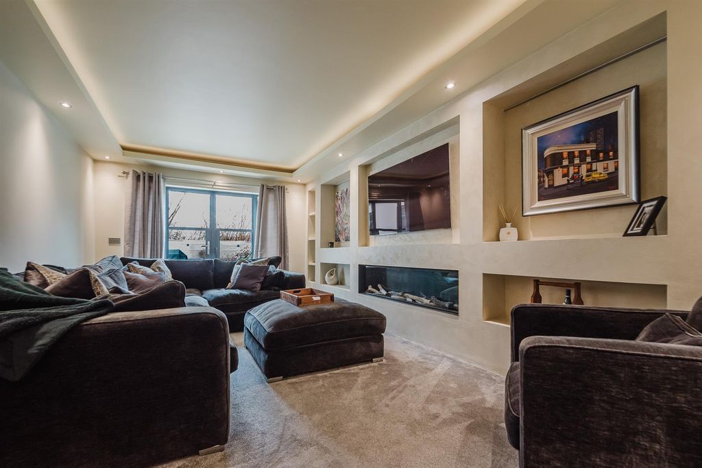 Property photo 2 of 32 Lounge