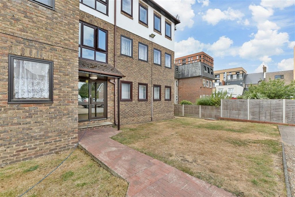 Property photo 1 of 8 Communal Gardens