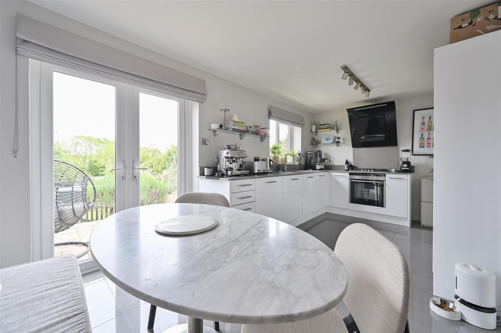 Property photo 3 of 12 4 Glemsford Drive-11.Jpg