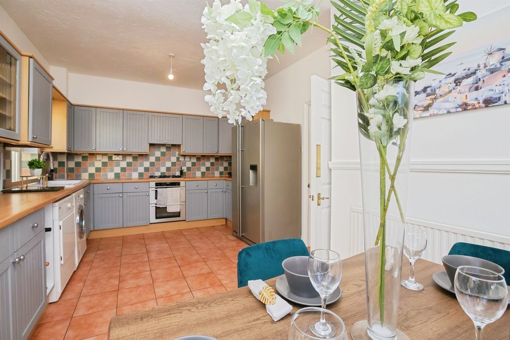 Property photo 3 of 32