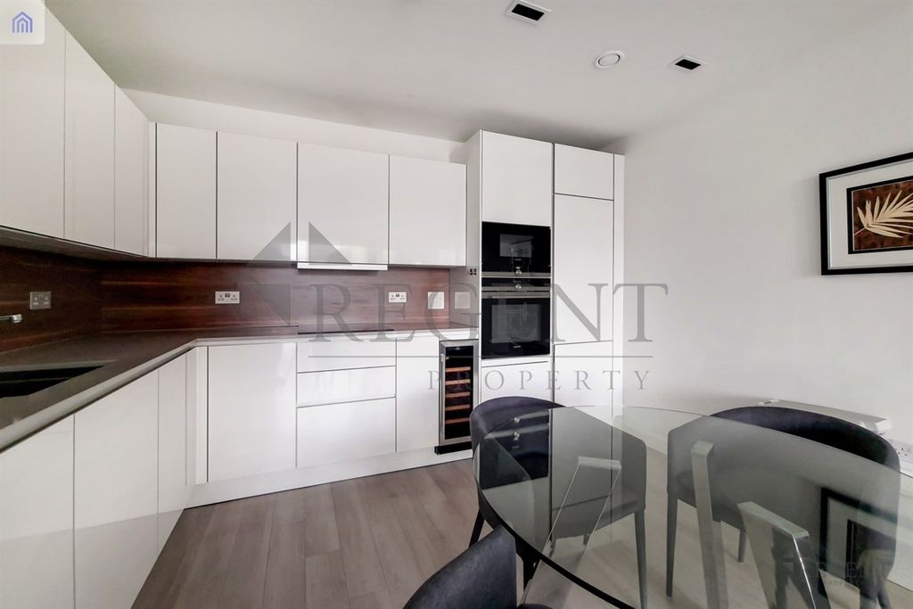 Property photo 3 of 11 Kitchen