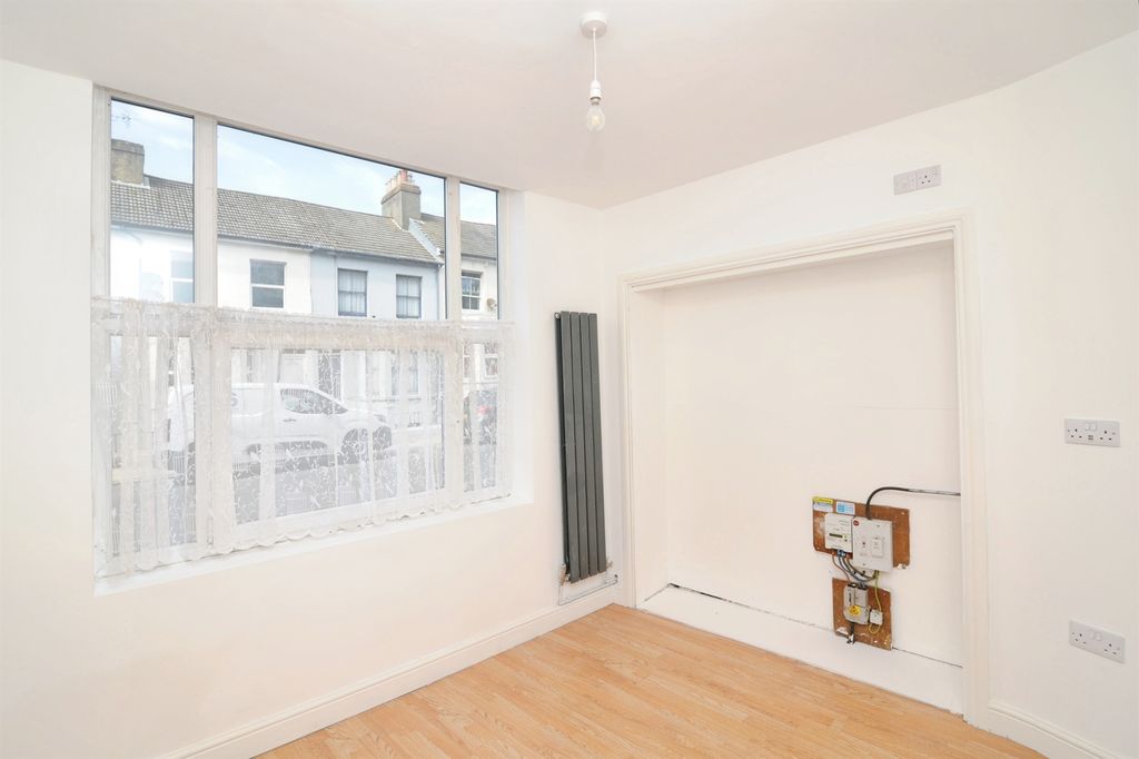 Property photo 2 of 25