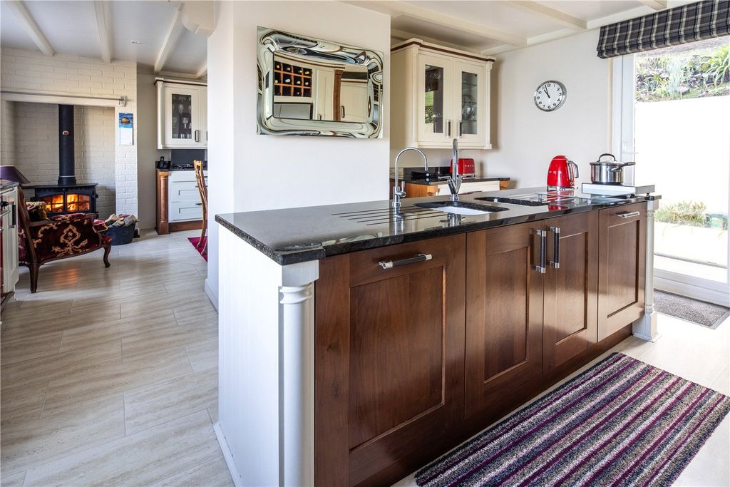 Property photo 3 of 19 Kitchen