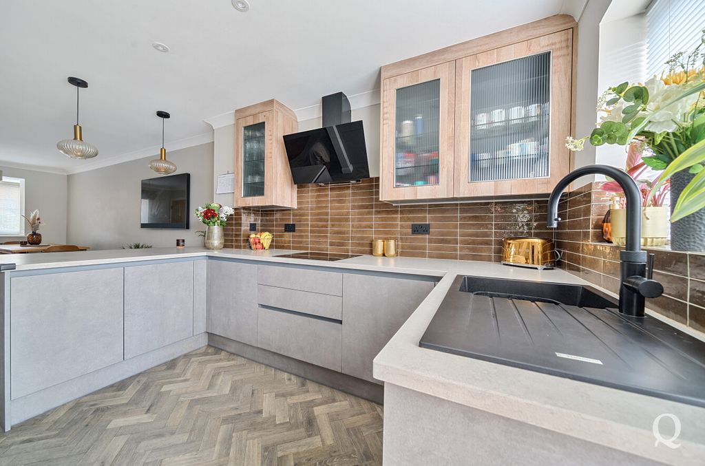 Property photo 2 of 23 E37Af4B4-7385-498...