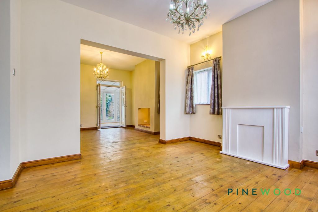 Property photo 3 of 17 Lounge / Dining Room