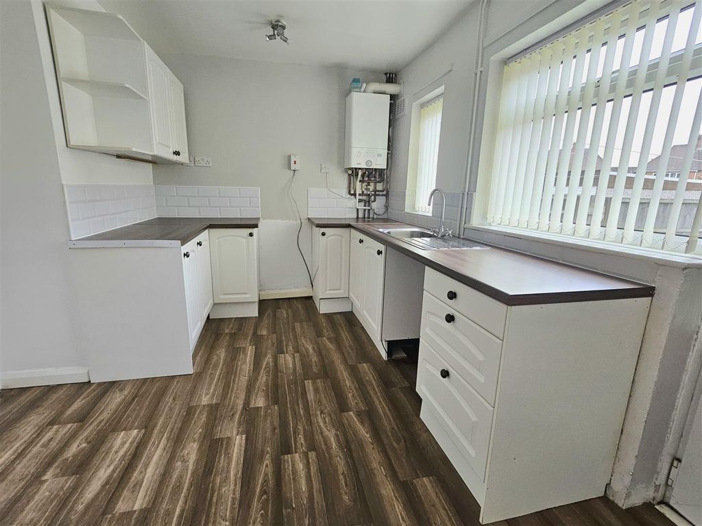 Property photo 3 of 10 Kitchen