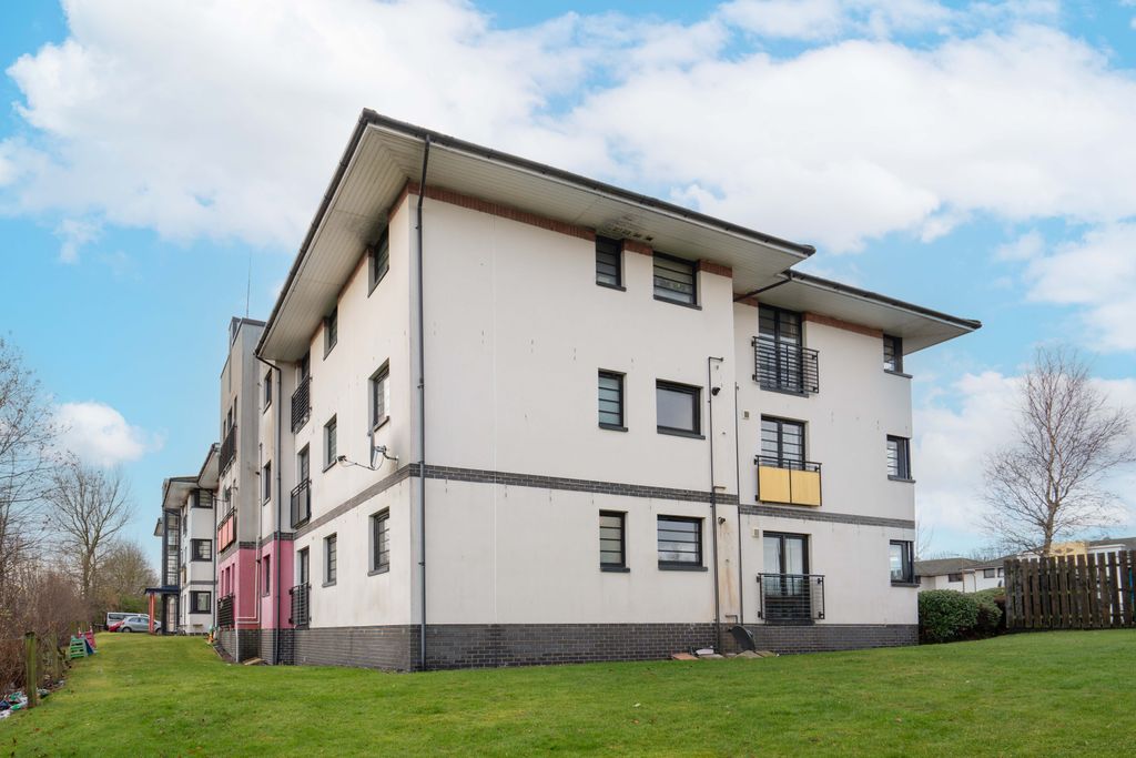 Property photo 2 of 16 128 Whiteside Court, Bathgate, Eh48 2Tn (16)