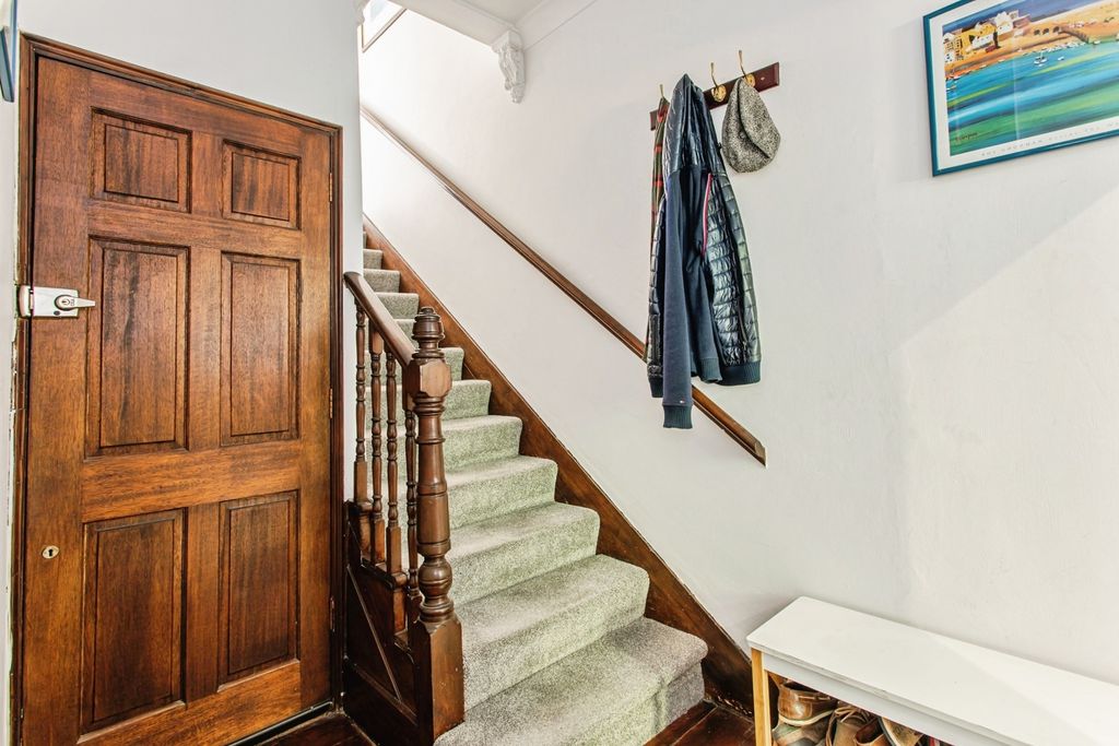 Property photo 2 of 17 Entrance Hall