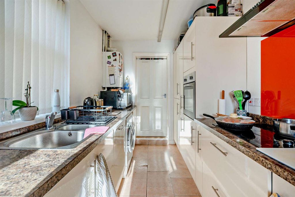 Property photo 3 of 12 8662514-Interior09-800.Jpg