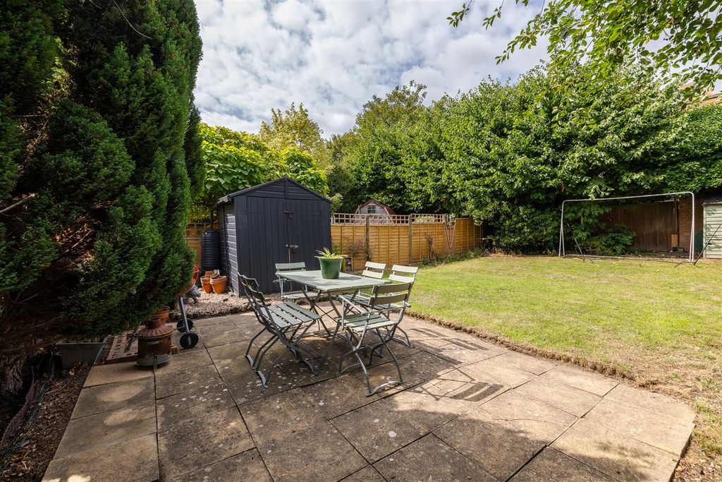 Property photo 2 of 24 Marlborough Road, E18