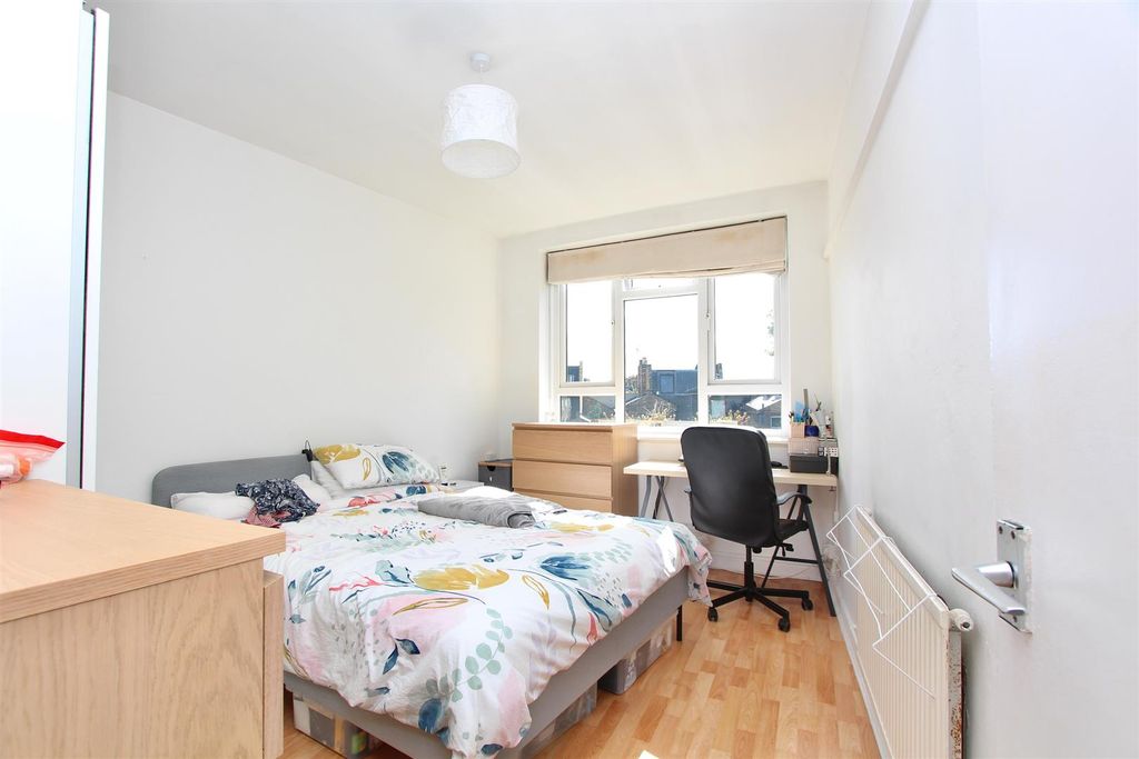 Property photo 3 of 12 Crawshay House, N16