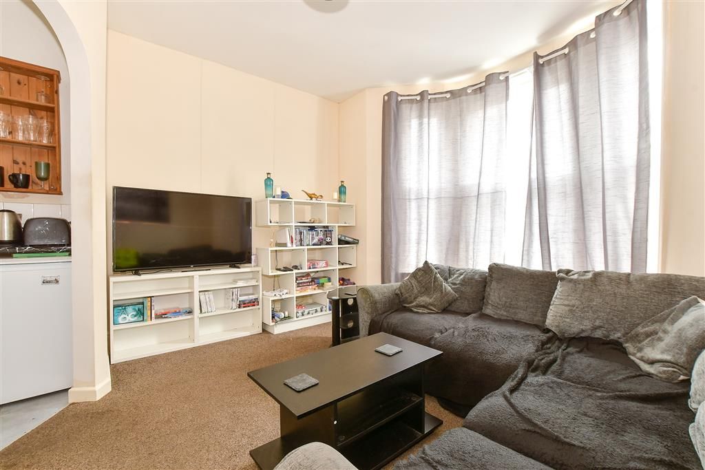 Property photo 3 of 6 Lounge