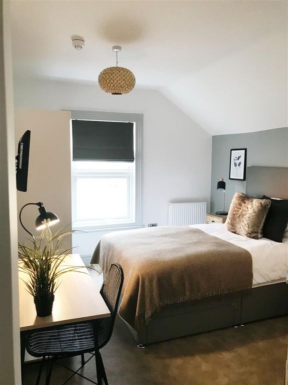 Property photo 1 of 17 Room 3