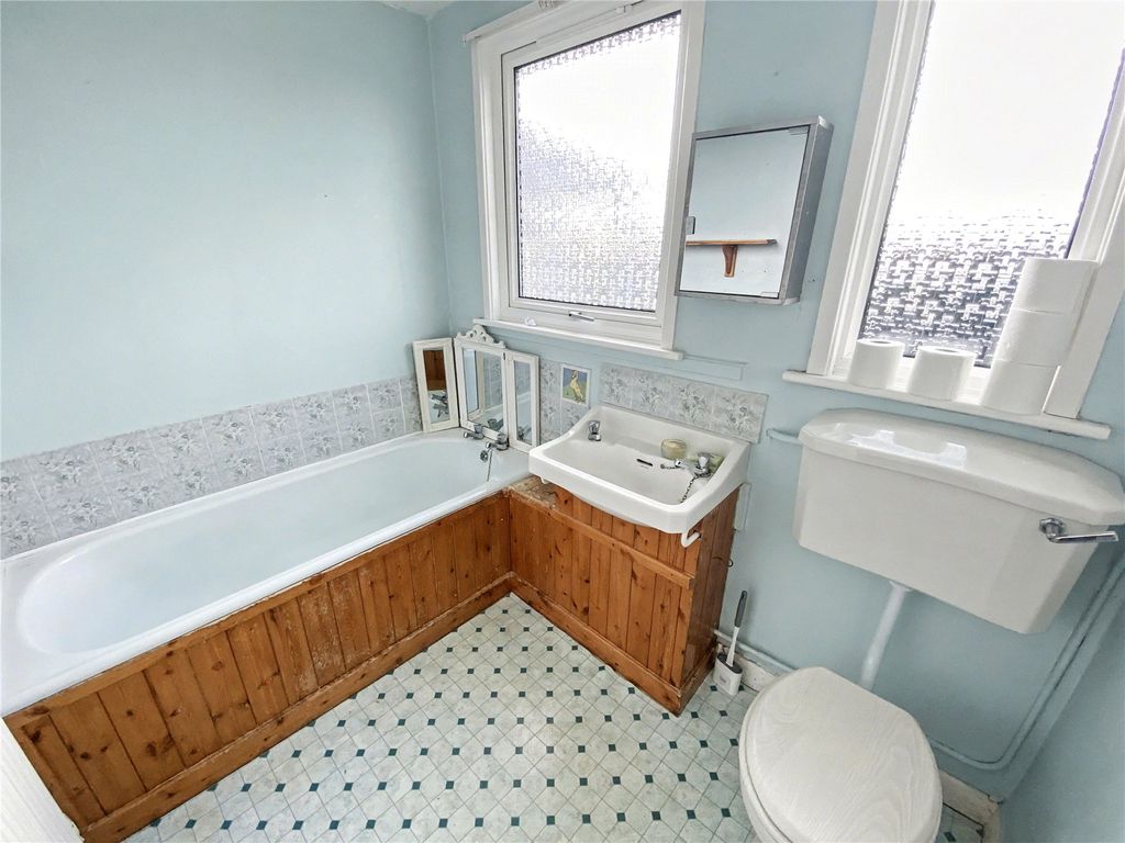 Property photo 3 of 10 Bathroom