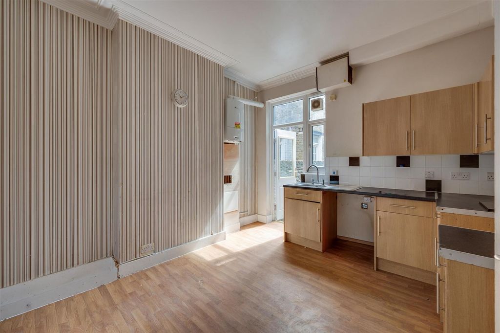 Property photo 3 of 18 Daniels_Holland Road, London, Nw1_005.Jpg