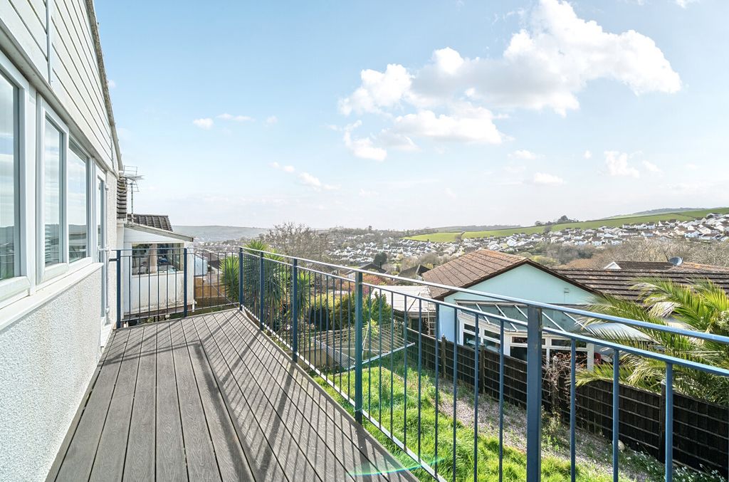 Property photo 3 of 23 Balcony