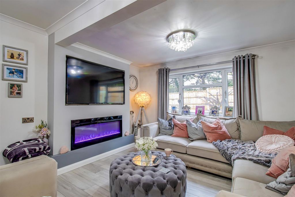 Property photo 2 of 22 Living Room