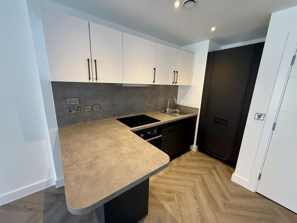 Property photo 3 of 10 Kitchen