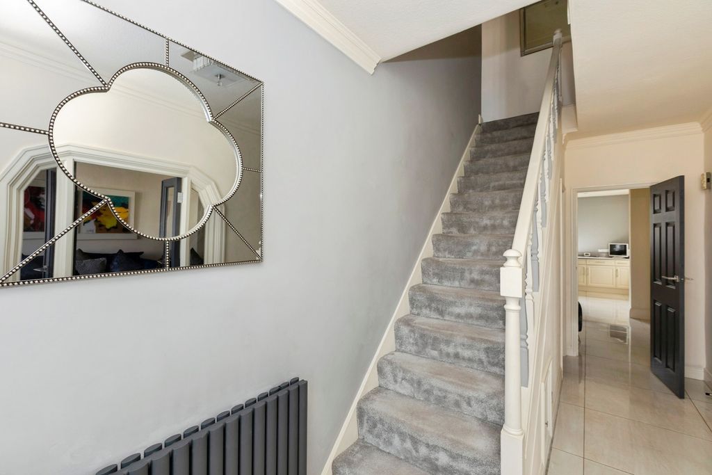 Property photo 3 of 25 Pbox-Img.Jpg